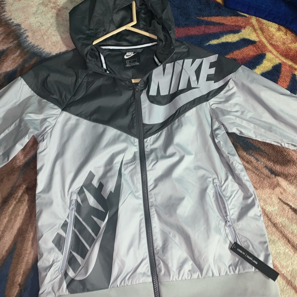 Never worn and don’t really like windbreakers